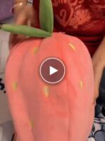 Gefülltes Kaninchen versteckt in einer Erdbeere – video