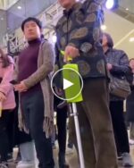 Zusammenklappbarer dreibeiniger Gehstock mit Sitz – video